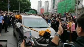 长沙市民夹道送别袁隆平院士灵车，齐喊“袁爷爷，一路走好”