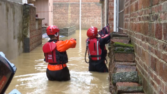 强降雨河水暴涨，被困村民称看到救援人员心里就踏实了