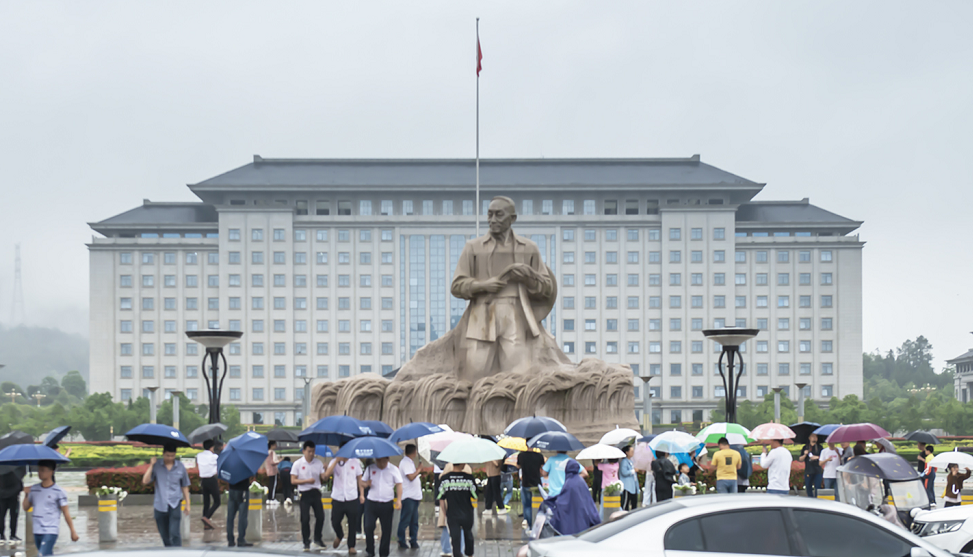 县委书记熊晋喜、县委副书记县长周三连等县四套班子领导及部分干部群众在隆平广场隆平雕像前致意悼念