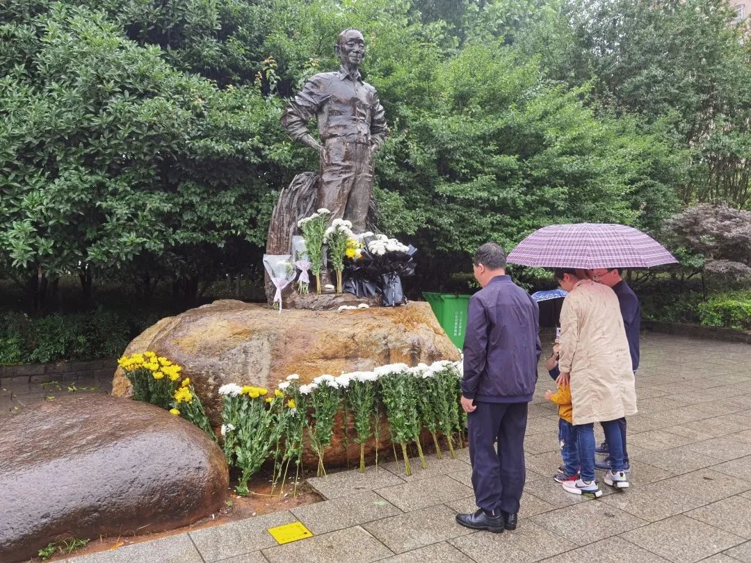 在隆平大道稻田广场隆平塑像前，市民自发致意悼念