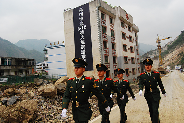 2010年，武警官兵在老北川县城遗址区巡逻 。澎湃新闻记者 胥辉 资料图
