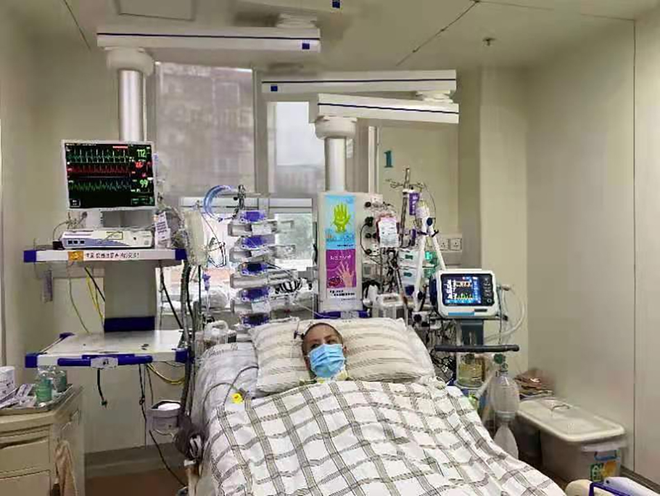 图为林晓燕接受完双肺移植手术后苏醒时所摄。