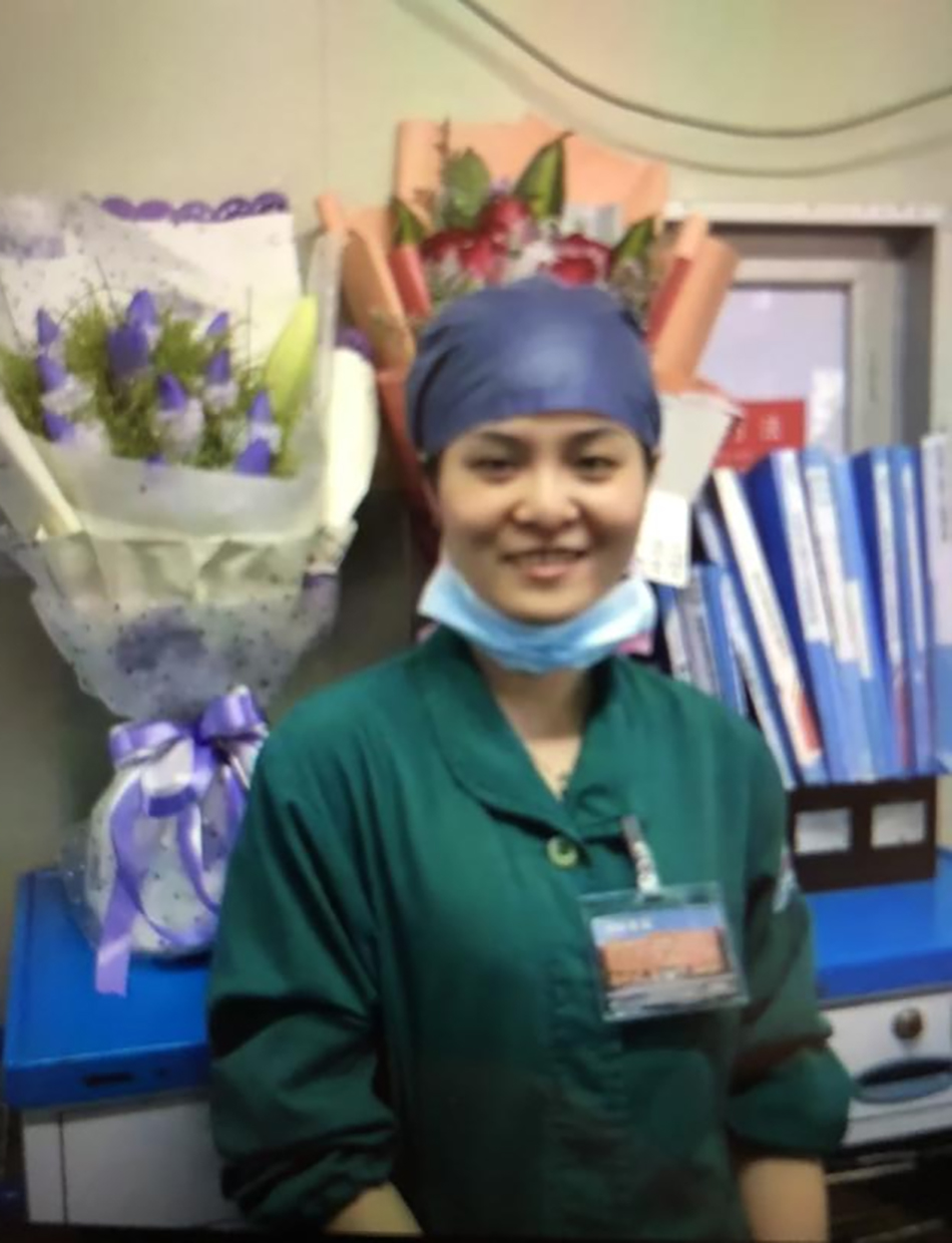 图为患病前的林晓燕在医院工作时所摄。