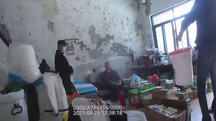 氣味刺鼻！黑作坊制售假冒洗潔精，上海警方查獲原料液約2噸