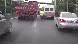 救援路上遇堵，急救医生奔跑在车流间为救护车开道