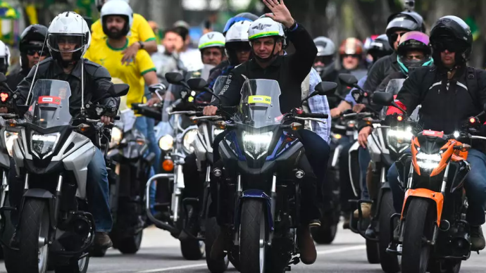 刚因违反防疫规定遭罚款，巴西总统又举办大型摩托车集会