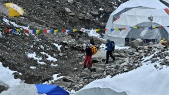 珠穆朗玛峰尼泊尔一侧疫情扩大，逾100人确诊