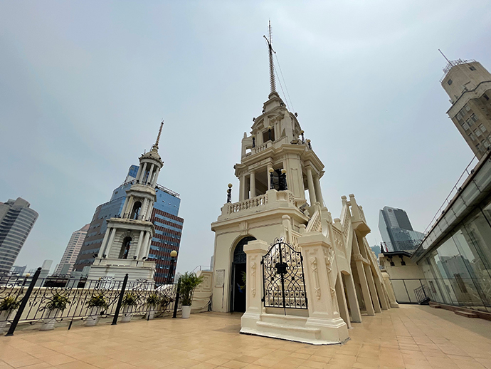 永安公司楼顶的绮云阁,上海解放时南京路上第一面红旗在这里升起.