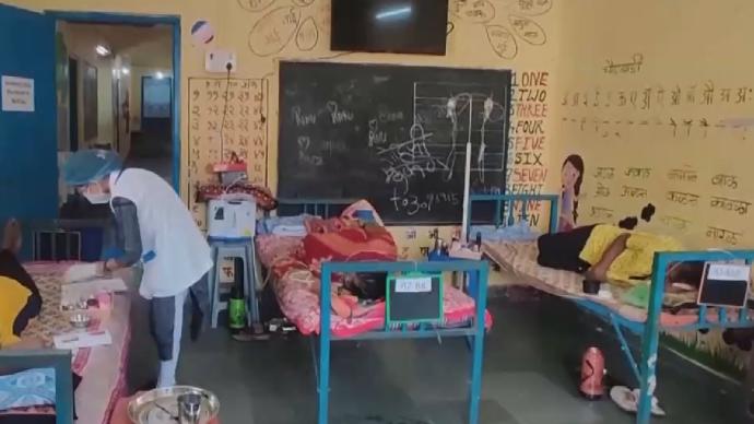 為緩解床位短缺,印度將學(xué)校改造成護理中心