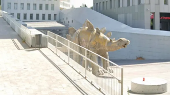 西班牙一恐龙雕塑内惊现失踪男子遗体，疑为捡手机酿祸