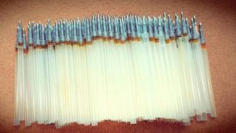 母亲晒儿子高中3年用的180根笔芯：现已考上中国民航大学