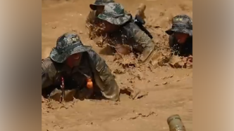 挑战极限，131名预任班长泥水烈火中训练