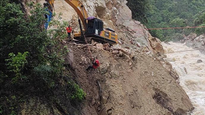 连日降雨丽水一村庄山体塌方形成堰塞湖，挖机抢险时被困