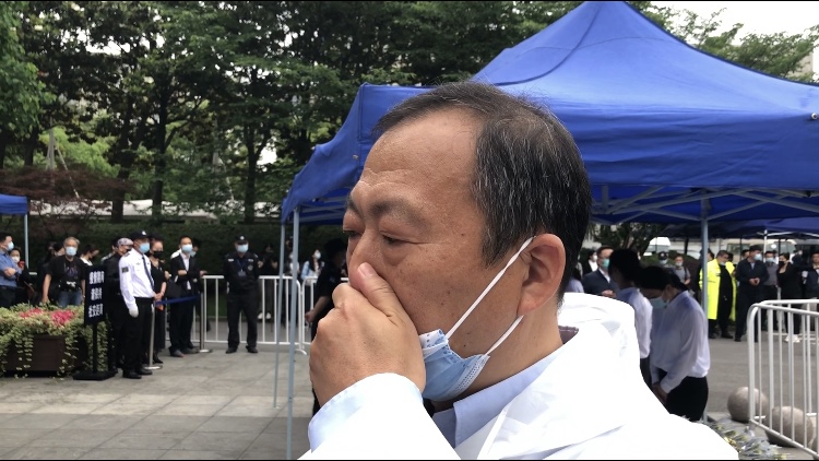 送别仪式现场,吴孟超的学生孙启鸿几度哽咽,掩面流泪.