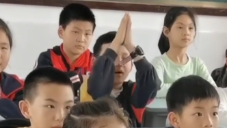 老师公布学生成绩，男生双手合十搞笑“祈祷”