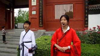小学生穿汉服在杜甫故里做双语导游，老师：传承文化增加实践