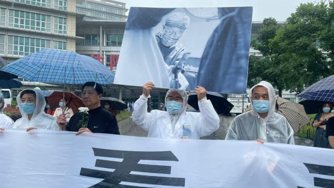 灵车载吴孟超骨灰回到他创建的院区，万人冒雨送别