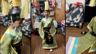 幼儿园儿童节走秀，妈妈用垃圾袋给儿子做“龙袍”