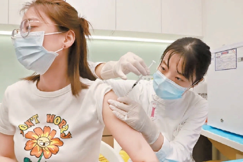 昨天，中关村某教育机构小刘成为北京首个“三针”疫苗接种者。