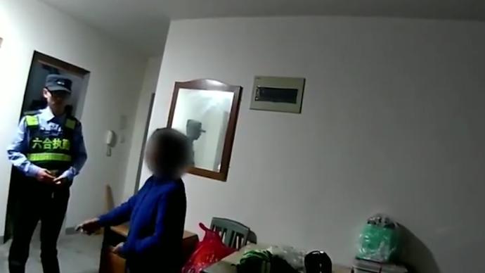 两醉汉进错家门坐沙发上聊天,遇房主后一人撒腿就跑