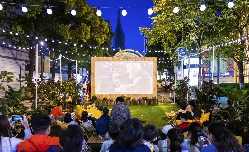 露天电影吸引众多市民驻足观看.