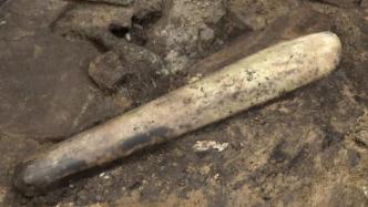 三星堆考古发掘再上新，4号坑出土凹刃玉凿