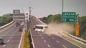 上海长江大桥一公交车追尾工程车致7人受伤