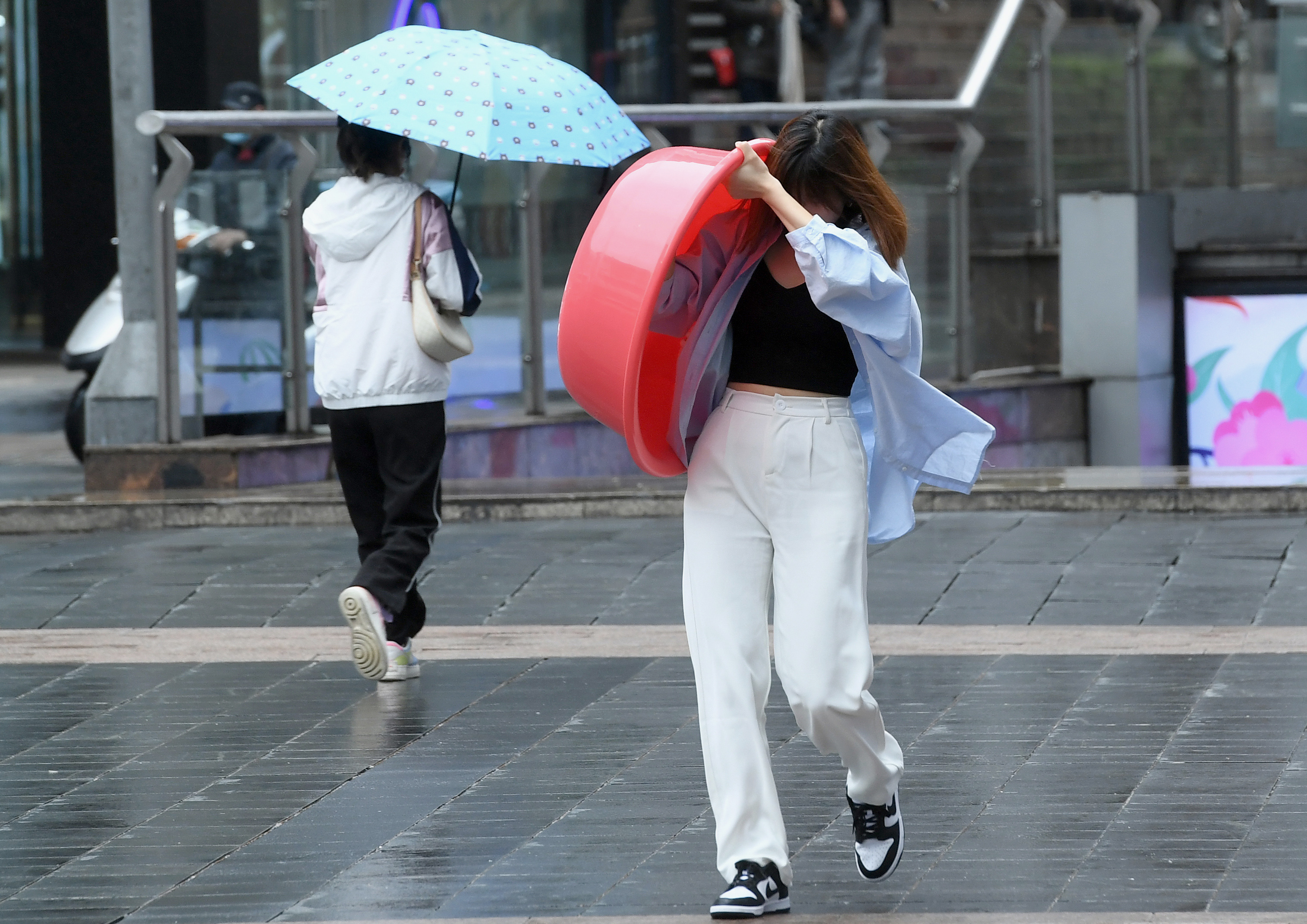 躲雨的人照片图片