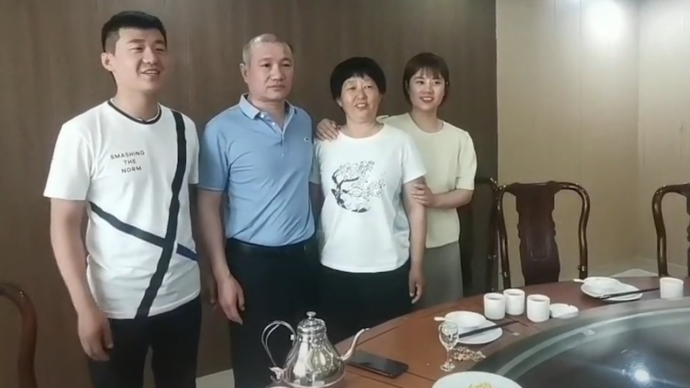 于欢父亲出狱一家四口团聚