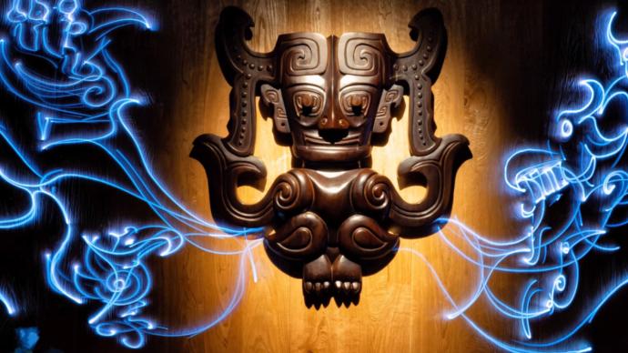 艺术家在三星堆博物馆用光绘出神兽:灵感来自山海经