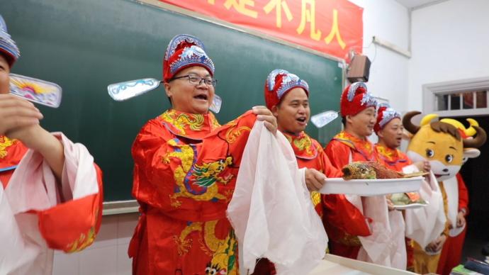 老師穿狀元服給高三生送粽子鯉魚，寓意“魚躍龍門狀元高中”