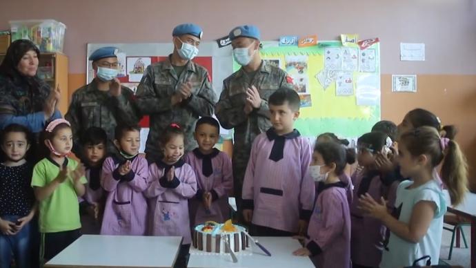 教中文写汉字，中国蓝盔与黎巴嫩学生庆祝儿童节