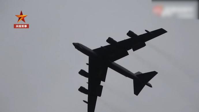 俄蘇-27戰機在波羅的海上空攔截美B-52H轟炸機