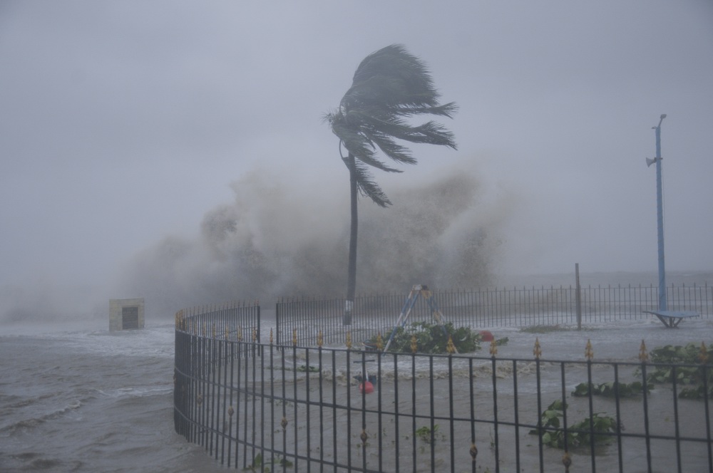 当地时间2021年5月26日,印度孟加拉湾沿岸,当地迎来狂风暴雨,恶劣天气