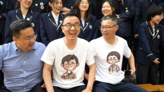 高三生穿印有老师卡通头像的T恤拍毕业照：纪念师生之情