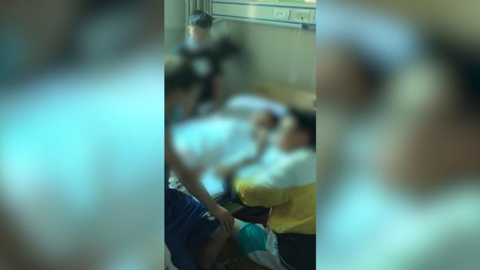 10名小学生组团去医院看望骨折同学，网友：最纯真的友谊