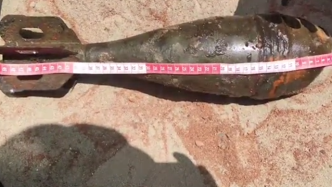 安徽铜陵一村民池塘捞虾时发现炮弹，特警排爆转移