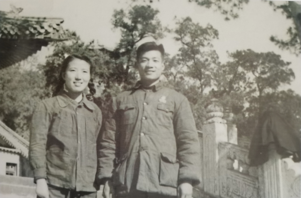 年轻时期的吴明珠和丈夫杨其祐合影。