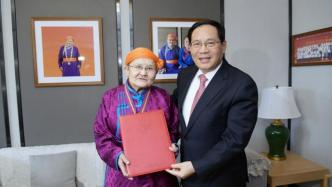 李强书记为草原母亲都贵玛颁授“上海市荣誉市民”证章证书