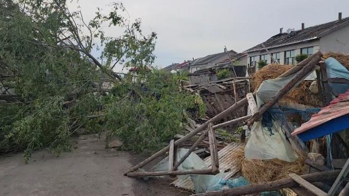 黑龙江尚志遭巨型龙卷风袭击，村民：东西全都飞上天了