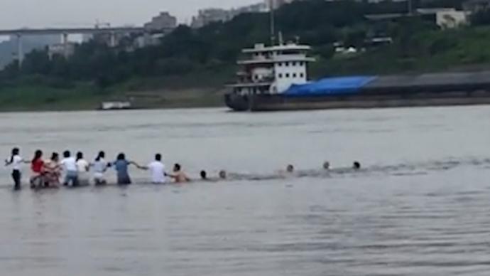 重庆群众结人梯救起两名落水儿童，救人的小学老师被卷走
