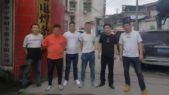 男子砸車玻璃盜竊用雨傘遮面，警方綜合研判抓獲嫌疑人