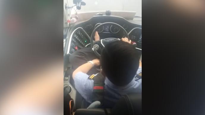 客車司機(jī)高速上聽耳機(jī)抽煙赤腳放中控臺(tái),汽車站:已停班處理