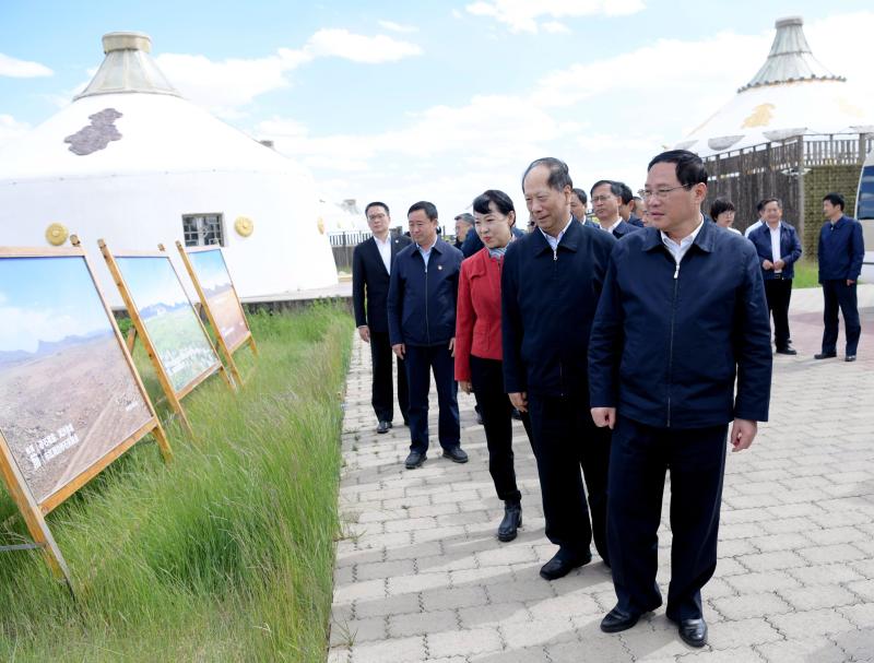 上海市代表团考察草原生态修复。