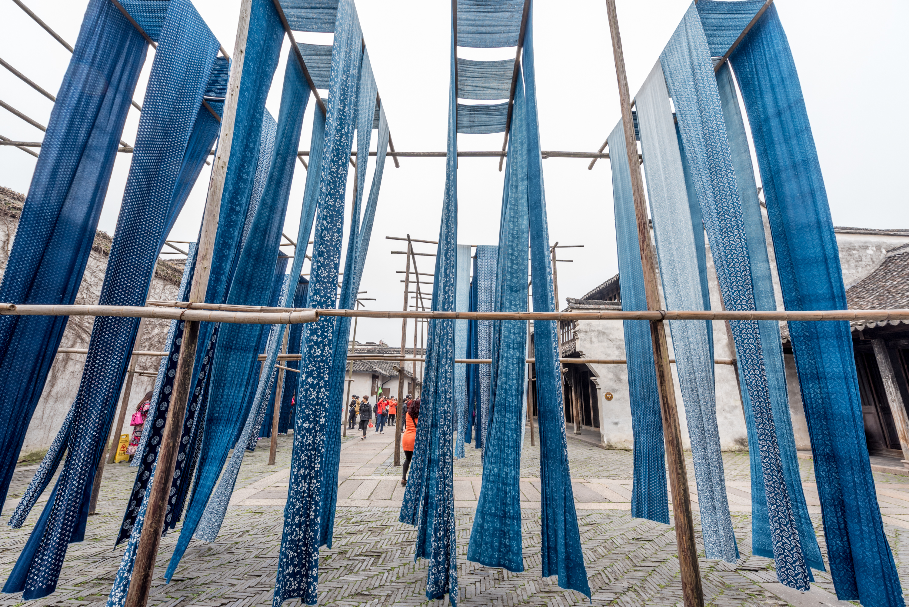 更是沉淀下一批批非遗文化:蓝印花布,沈绣,红木雕刻,板鹞风筝……南通