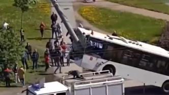 俄罗斯公交车进站时“骑上”灯柱，致6人受伤