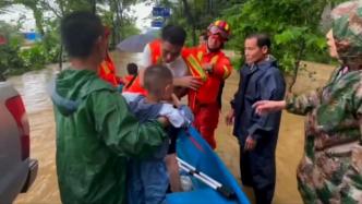 清远暴雨洪涝，消防员涉水救出15名被困者