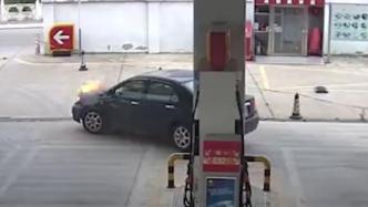 惊险20秒！轿车起火加油站员工快速扑灭
