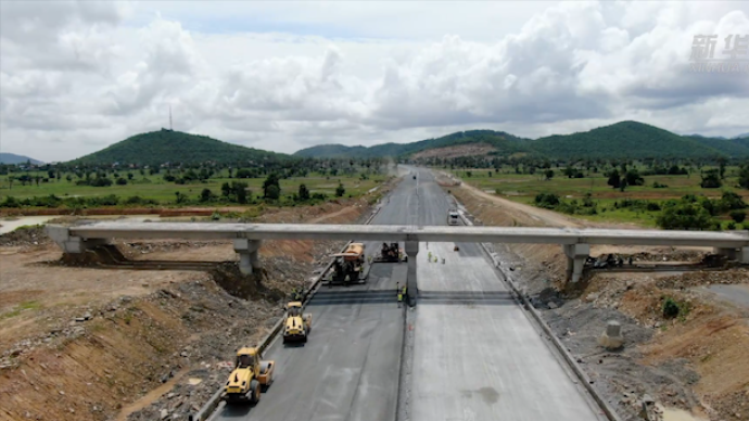 长年酷暑雨季洪涝，中国技术助力柬埔寨破解首条公路建设难题