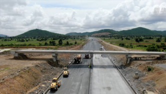 长年酷暑雨季洪涝，中国技术助力柬埔寨破解首条公路建设难题